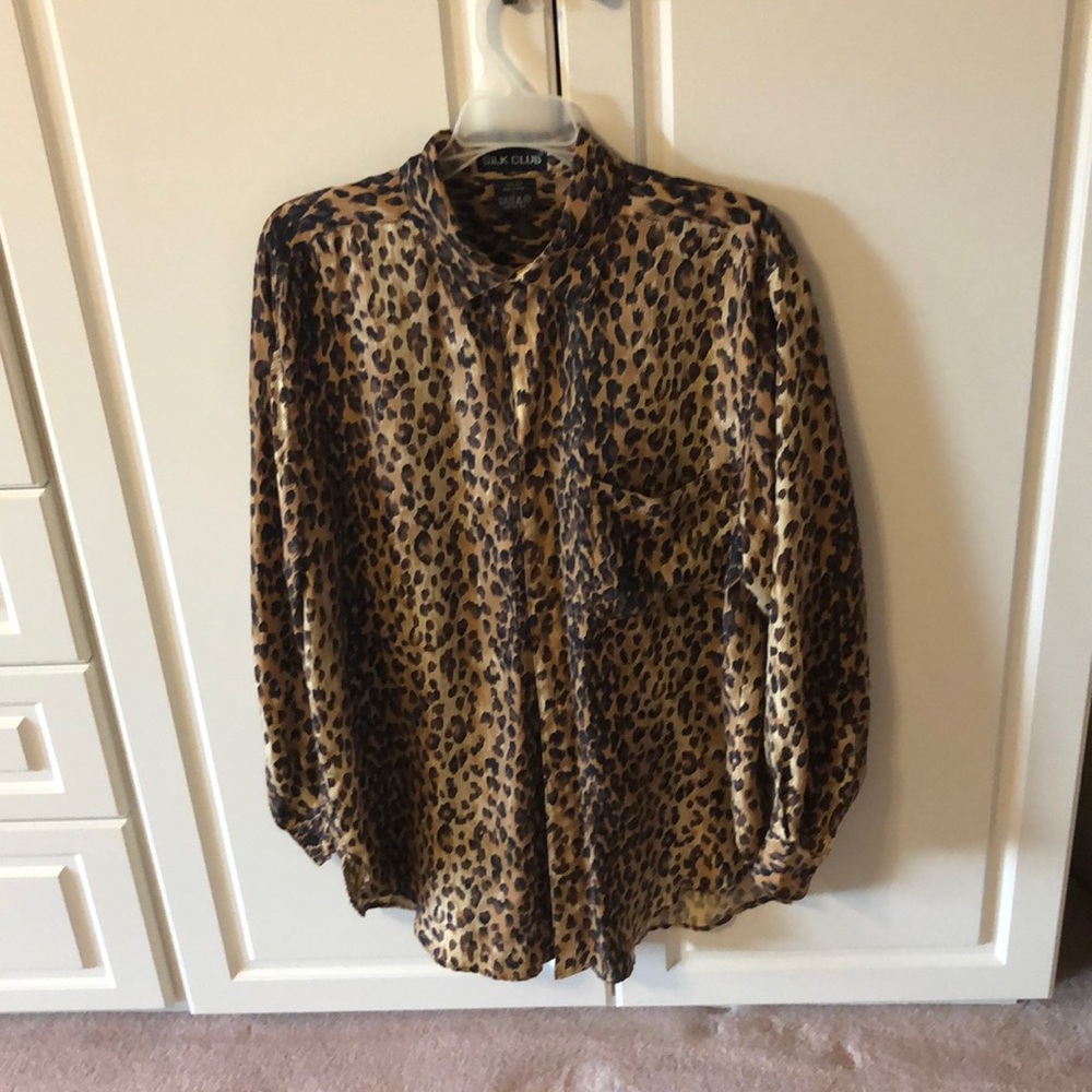 Silk blouse, Buttoned cuffs and front.